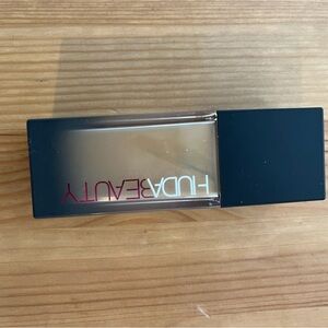 Huda Beauty Liquid Foundation - chai 2108 used